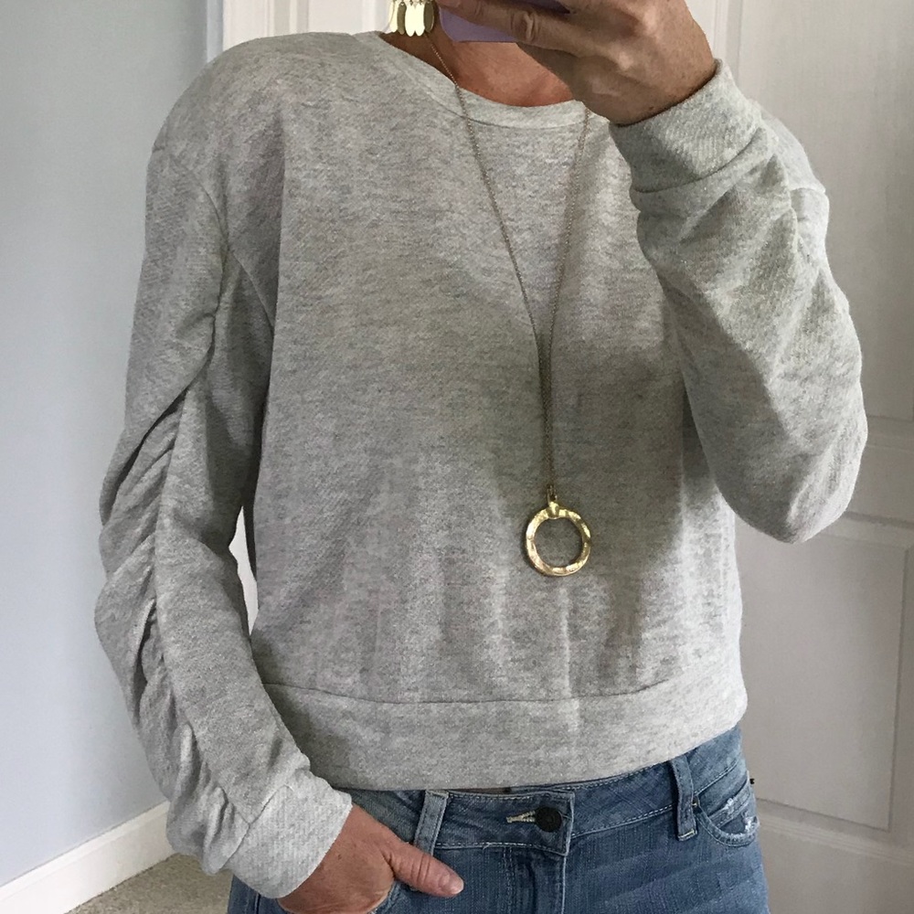 ❤️SIZE LARGE❤️Grey Ruched Sleeve Top - Picture 2 of 6